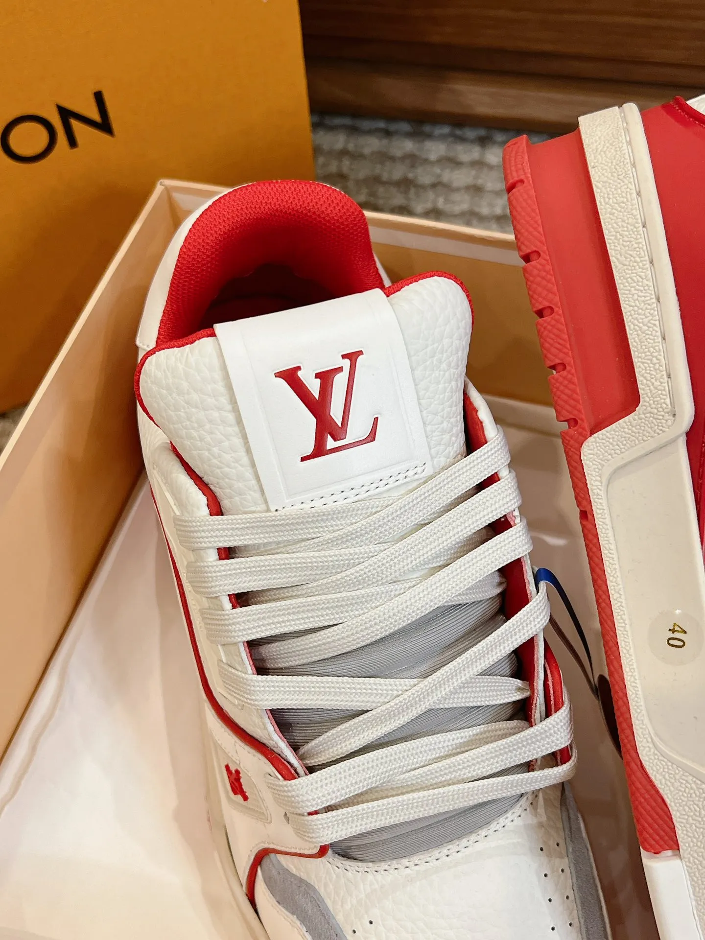 👟👟Ex-factory price 840👟👟 Dongguan high-end supply top version LV-Louis Vuitton 2022 catwalk new style, original 1:1 developed replica! ! It is very comfortable to wear on the foot. It is made of fine workmanship. The upper is spliced ​​with calfskin imported from Italy. The side is decorated with the brand's LOGO and signature. The cowhide foot pads are lined with mesh, making the foot feel super comfortable. The original two-color TPU combination outsole is specially provided by the original factory. Packing process: Goodyear stitching and overlocking Size: 35-44 standard size